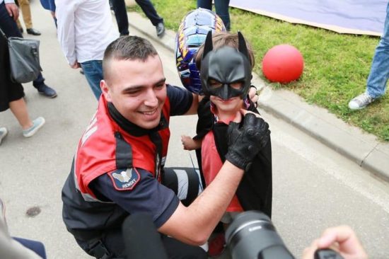 Albanska policija otroke v bolnišnici preseneti kot superjunake