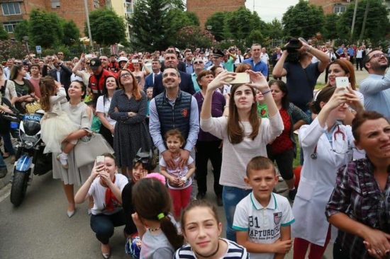 La policía albanesa sorprende a los niños en el hospital como superhéroes