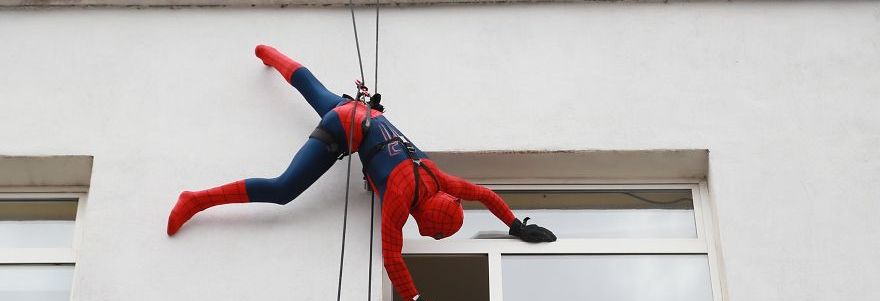 Albanischen Polizei überrascht als Superhelden Kinder im Spital