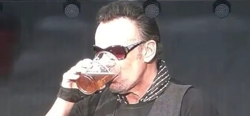 Als je Bruce Springsteen een biertje overhandigt...