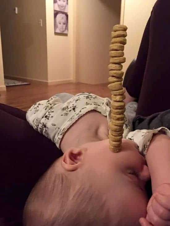 Attention papa : le défi Cheerios - Qui mettra plus de Cheerios sur son bébé ?