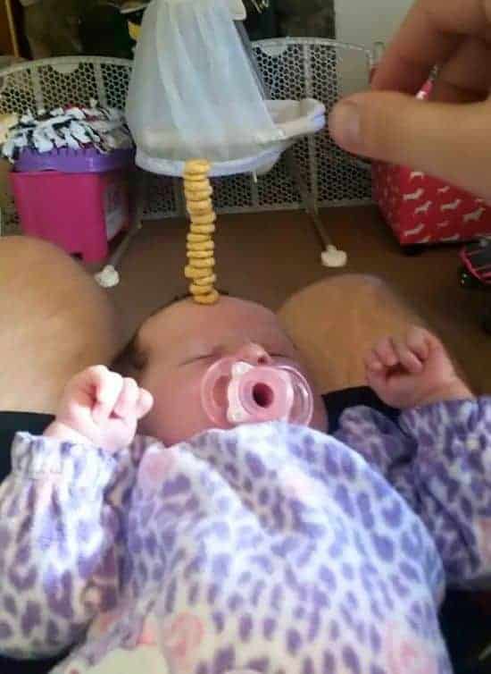 Daddy's aufgepasst: The Cheerios Challenge - Wer stapelt mehr Cheerios auf sein Baby?