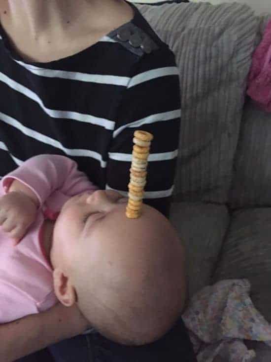 Daddy's aufgepasst: The Cheerios Challenge - Wer stapelt mehr Cheerios auf sein Baby?