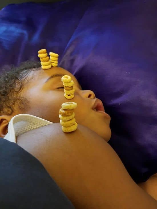 Papa's pas op: de Cheerios-uitdaging - Wie stapelt meer Cheerios op zijn baby?
