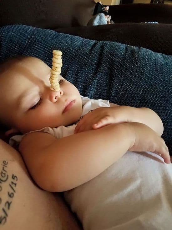 Daddy's aufgepasst: The Cheerios Challenge - Wer stapelt mehr Cheerios auf sein Baby?