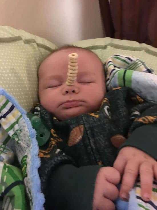 Daddy's aufgepasst: The Cheerios Challenge - Wer stapelt mehr Cheerios auf sein Baby?