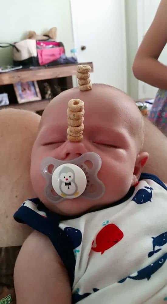 Daddy's aufgepasst: The Cheerios Challenge - Wer stapelt mehr Cheerios auf sein Baby?