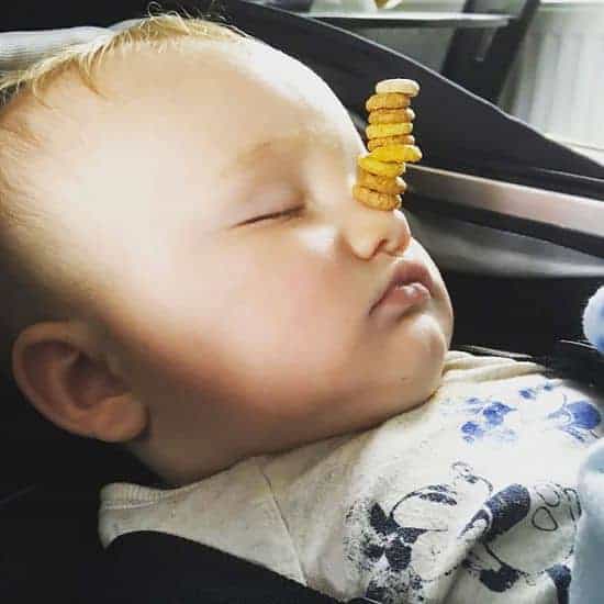 Daddy's aufgepasst: The Cheerios Challenge - Wer stapelt mehr Cheerios auf sein Baby?