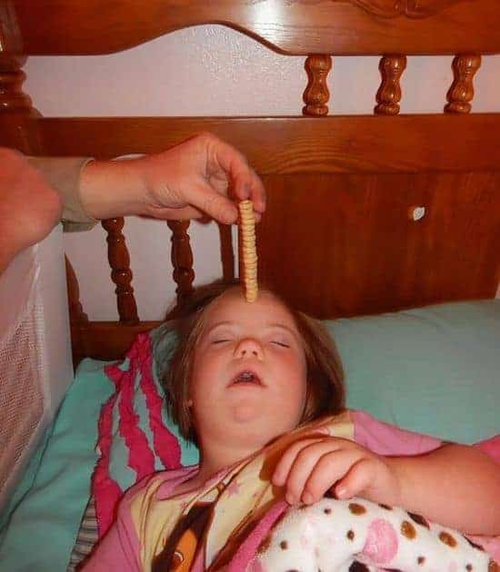 Daddy's aufgepasst: The Cheerios Challenge - Wer stapelt mehr Cheerios auf sein Baby?