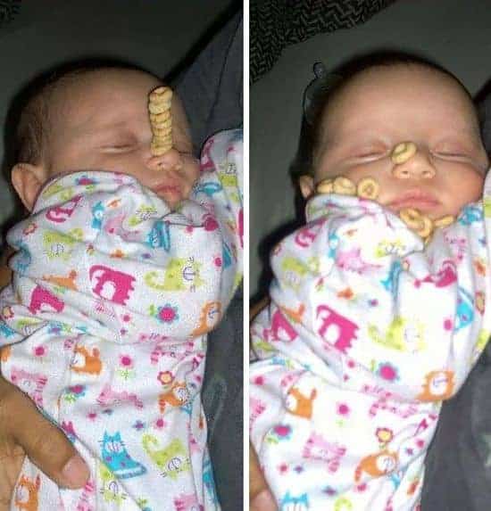 Papa's pas op: de Cheerios-uitdaging - Wie stapelt meer Cheerios op zijn baby?
