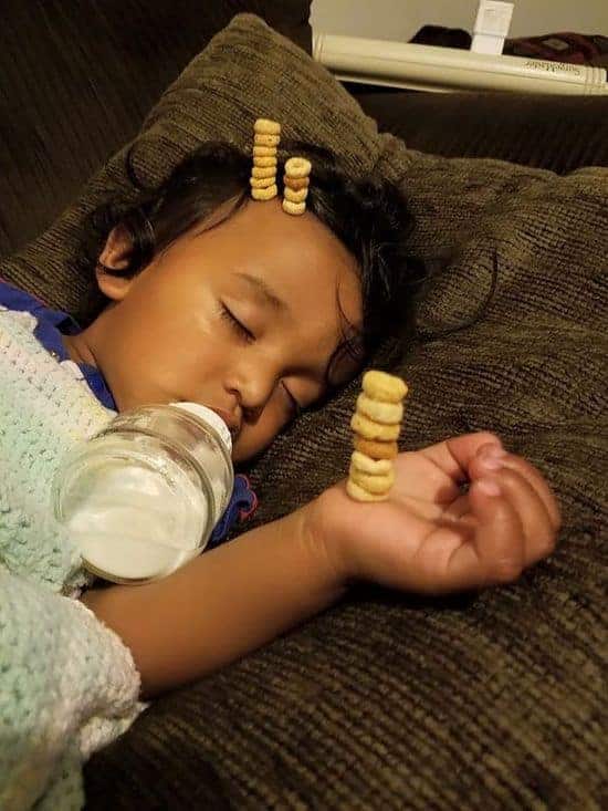 Daddy's aufgepasst: The Cheerios Challenge - Wer stapelt mehr Cheerios auf sein Baby?