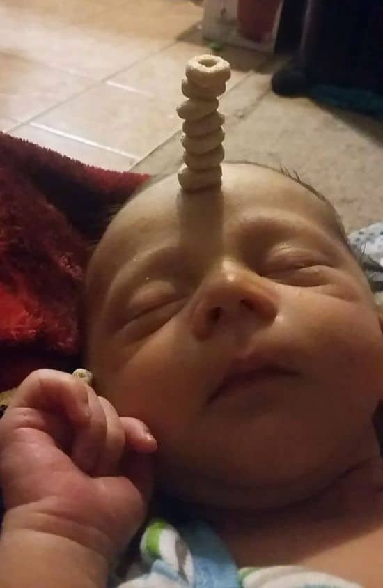 Daddy's aufgepasst: The Cheerios Challenge - Wer stapelt mehr Cheerios auf sein Baby?