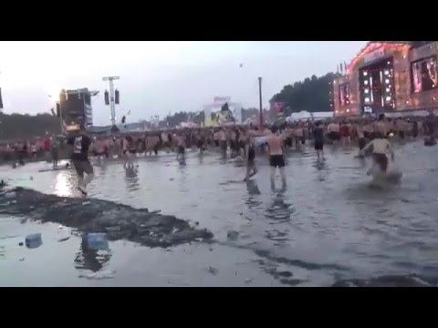 Das beste auf einem regnerischen Festival sind die Freigetränke