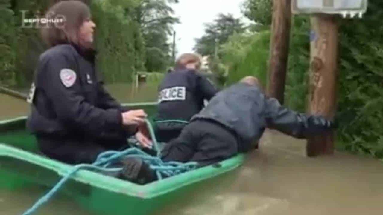 Frankreichs Polizei geht baden – Benny Hill Version