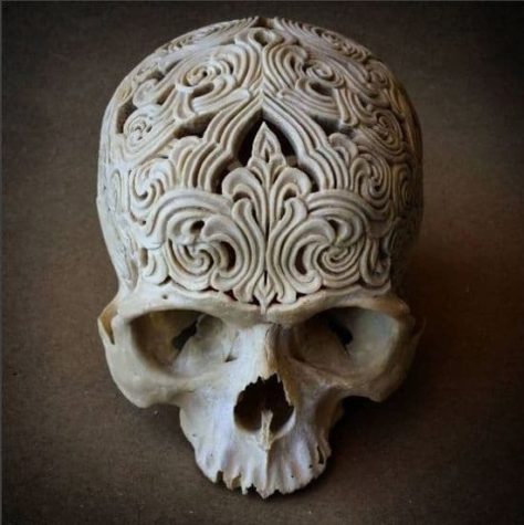 Ozdobnie rzeźbiona ludzka czaszka