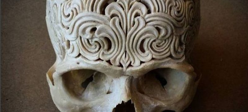 Kunstvoll geschnitzter menschlicher Schädel