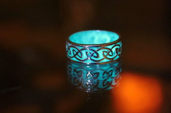 Glow-In-The-Dark-Schmuck