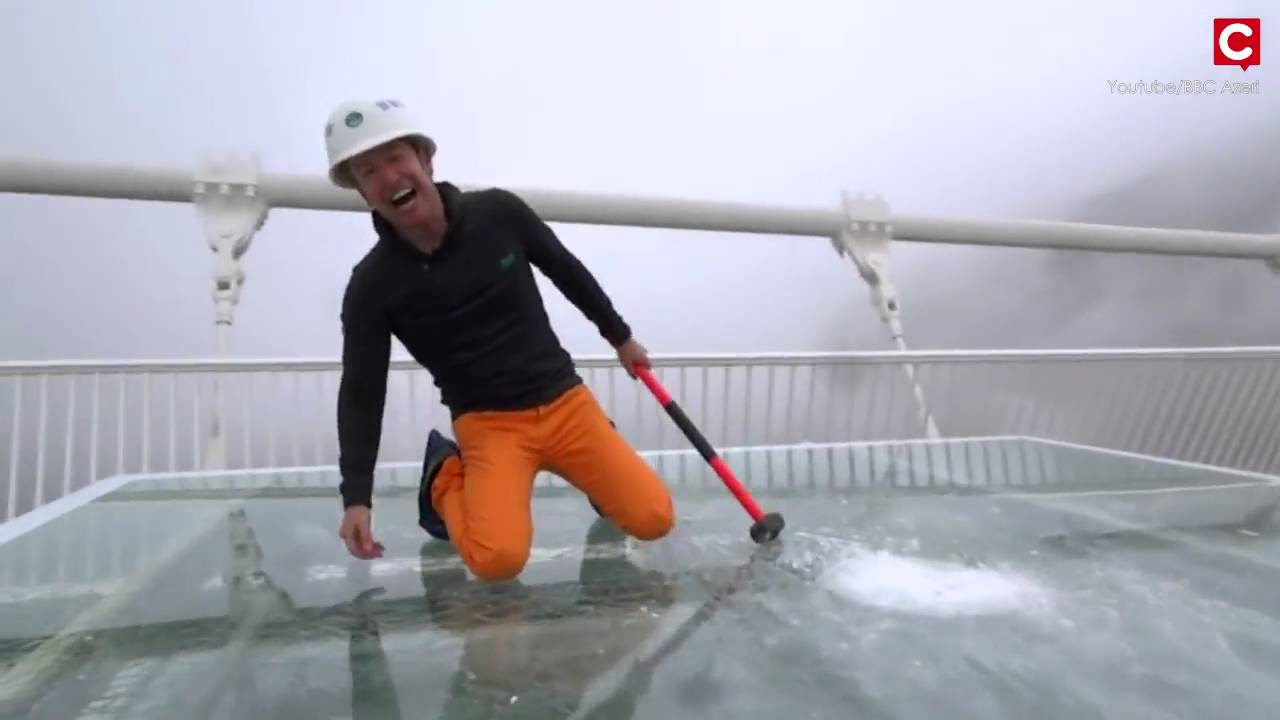 Kann man mit einem Vorschlaghammer eine Glasbrücke kaputt schlagen?