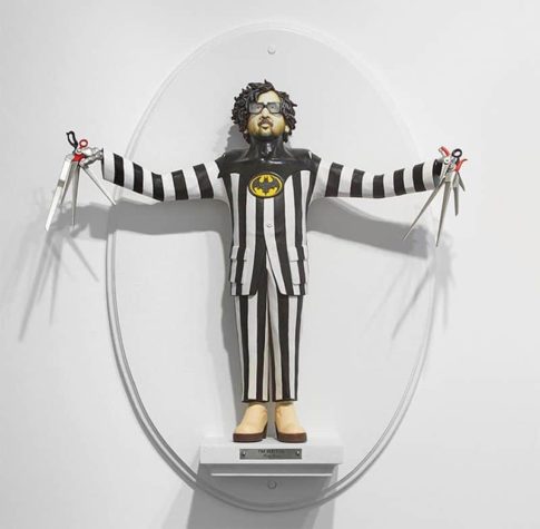 Die Köpfe von Regisseuren auf Körpern von Figuren