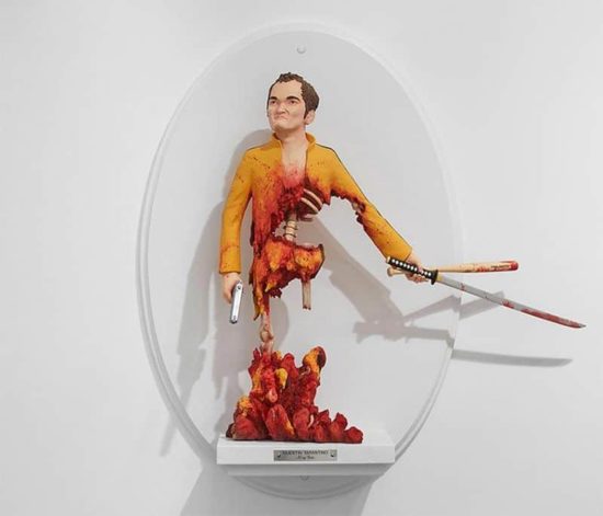 Die Köpfe von Regisseuren auf Körpern von Figuren