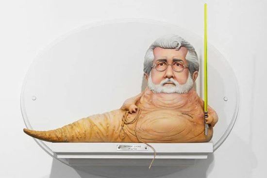 Die Köpfe von Regisseuren auf Körpern von Figuren