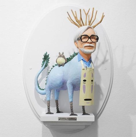 Die Köpfe von Regisseuren auf Körpern von Figuren