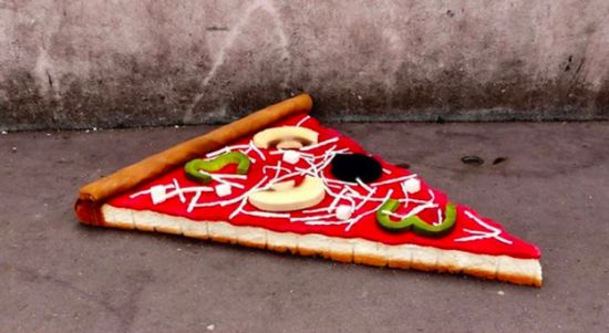 Artist forvandler gamle madrasser til store dagligvarer