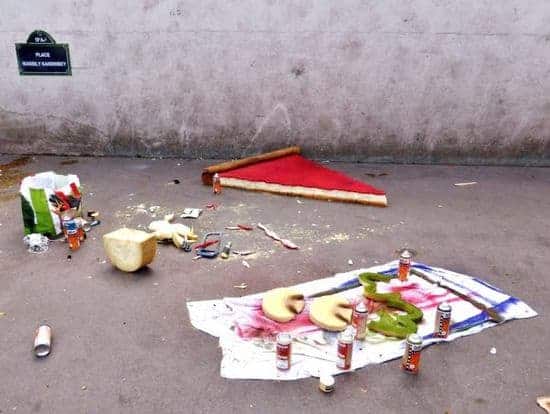 Künstlerin verwandelt alte Matratzen in grosse Lebensmittel