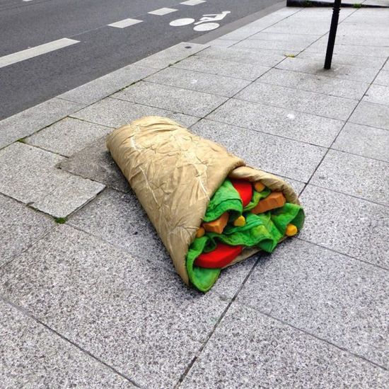 Künstlerin verwandelt alte Matratzen in grosse Lebensmittel