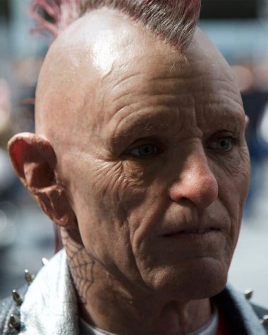 Makeup-Artist verwandelt junges Mädchen in einen alten Punk