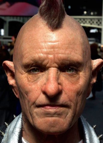 Makeup-Artist verwandelt junges Mädchen in einen alten Punk