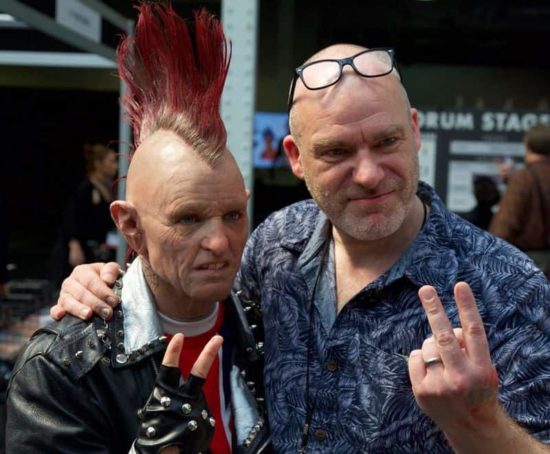 Makeup-Artist verwandelt junges Mädchen in einen alten Punk