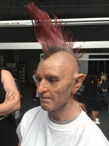 Makeup-Artist verwandelt junges Mädchen in einen alten Punk