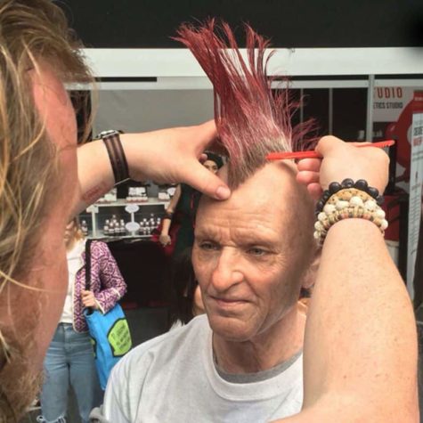 Makeup-Artist verwandelt junges Mädchen in einen alten Punk