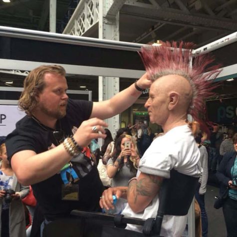 Makeup-Artist verwandelt junges Mädchen in einen alten Punk