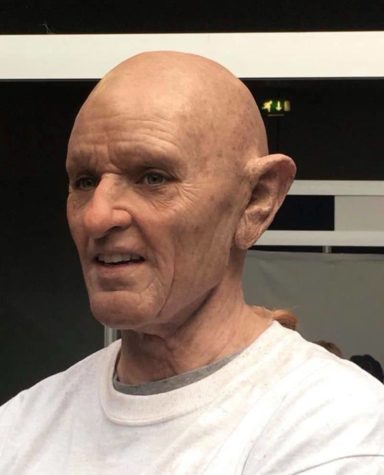 Makeup-Artist verwandelt junges Mädchen in einen alten Punk