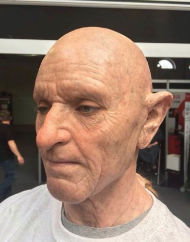 Makeup-Artist verwandelt junges Mädchen in einen alten Punk