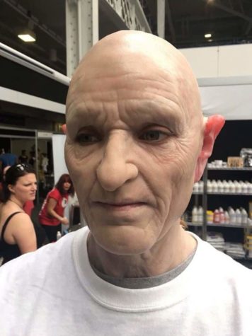 Makeup-Artist verwandelt junges Mädchen in einen alten Punk