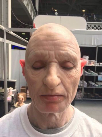 Makeup-Artist verwandelt junges Mädchen in einen alten Punk