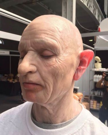 Makeup-Artist verwandelt junges Mädchen in einen alten Punk