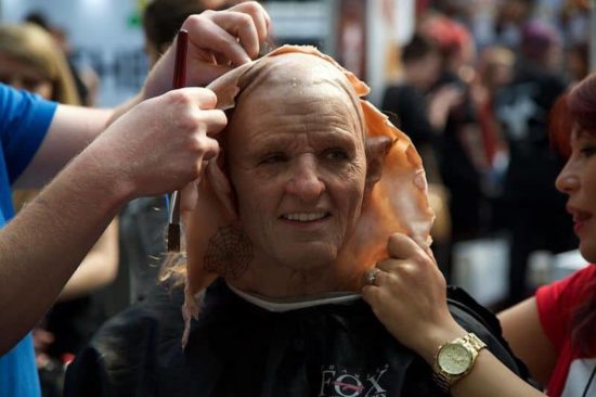 Makeup-Artist verwandelt junges Mädchen in einen alten Punk