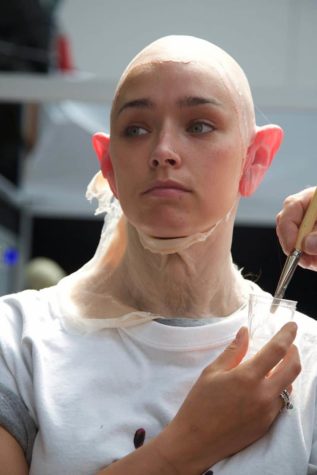 Makeup-kunstner forvandler en ung pige til en gammel punk