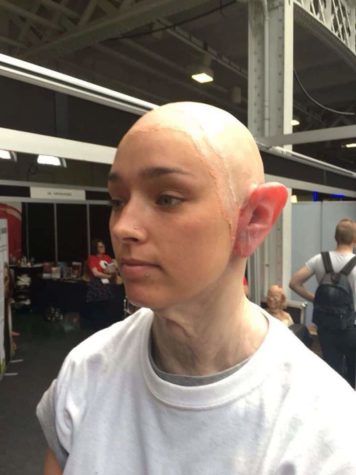 Makeup-Artist verwandelt junges Mädchen in einen alten Punk