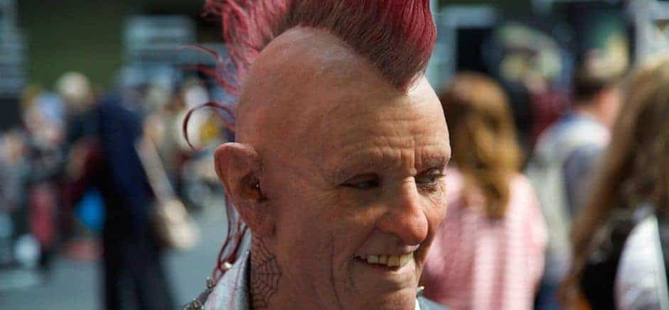 Makeup-Artist verwandelt junges Mädchen in einen alten Punk