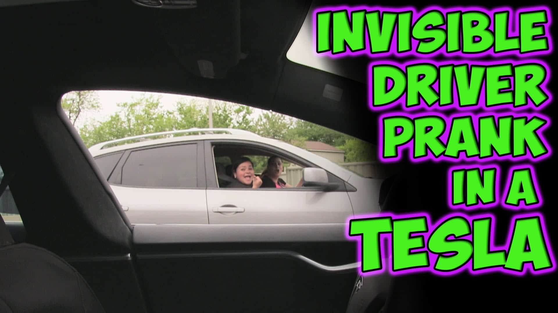 Reaktionen auf einen Tesla ohne Fahrer auf dem Highway