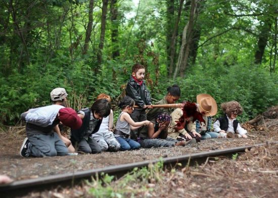Lapset luovat kohtauksia elokuvasta The Walking Dead