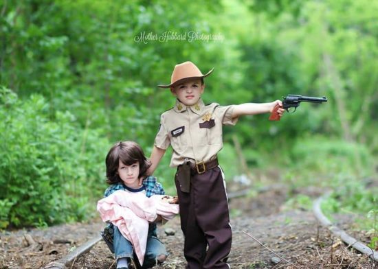 Dzieci odtwarzają sceny z „The Walking Dead”.