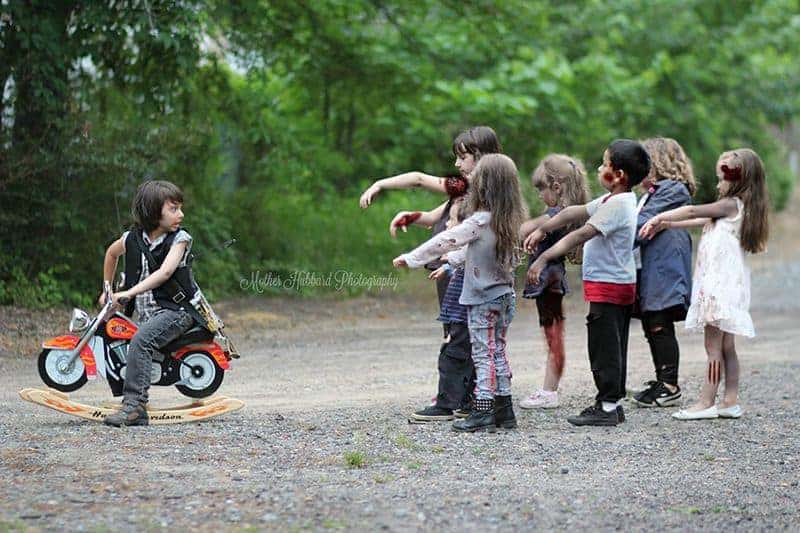 Kids stellen Szenen aus "The Walking Dead" nach
