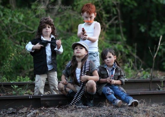 Kinderen spelen scènes uit 'The Walking Dead' na.