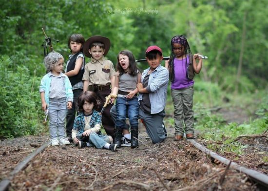 Kids stellen Szenen aus "The Walking Dead" nach